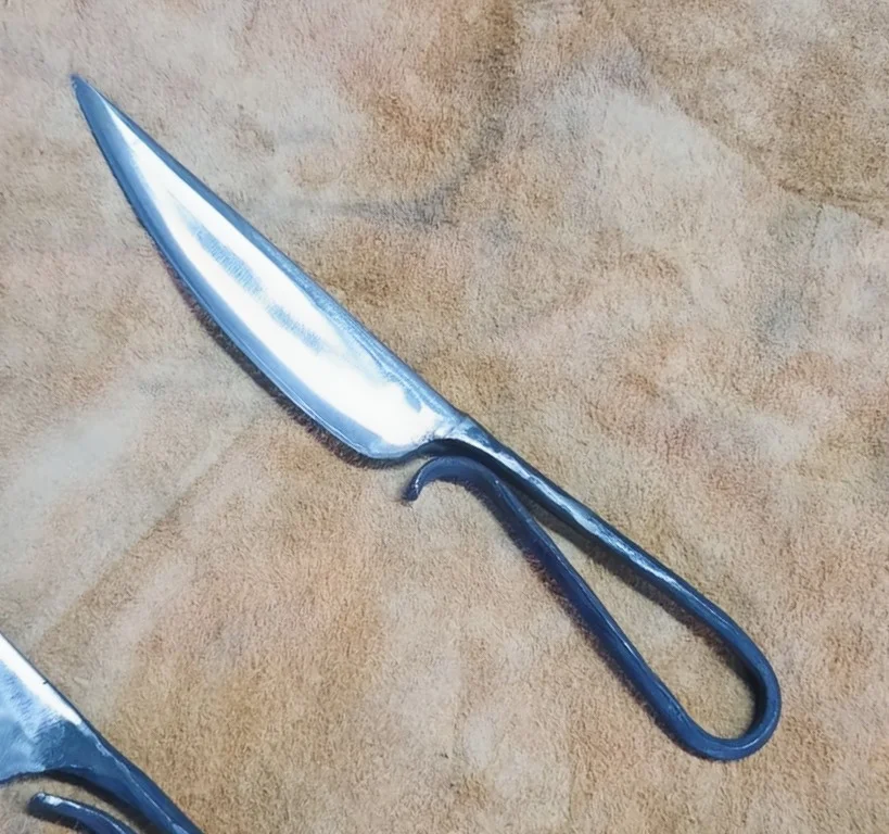 סכין מוגמרת על משטח עץ