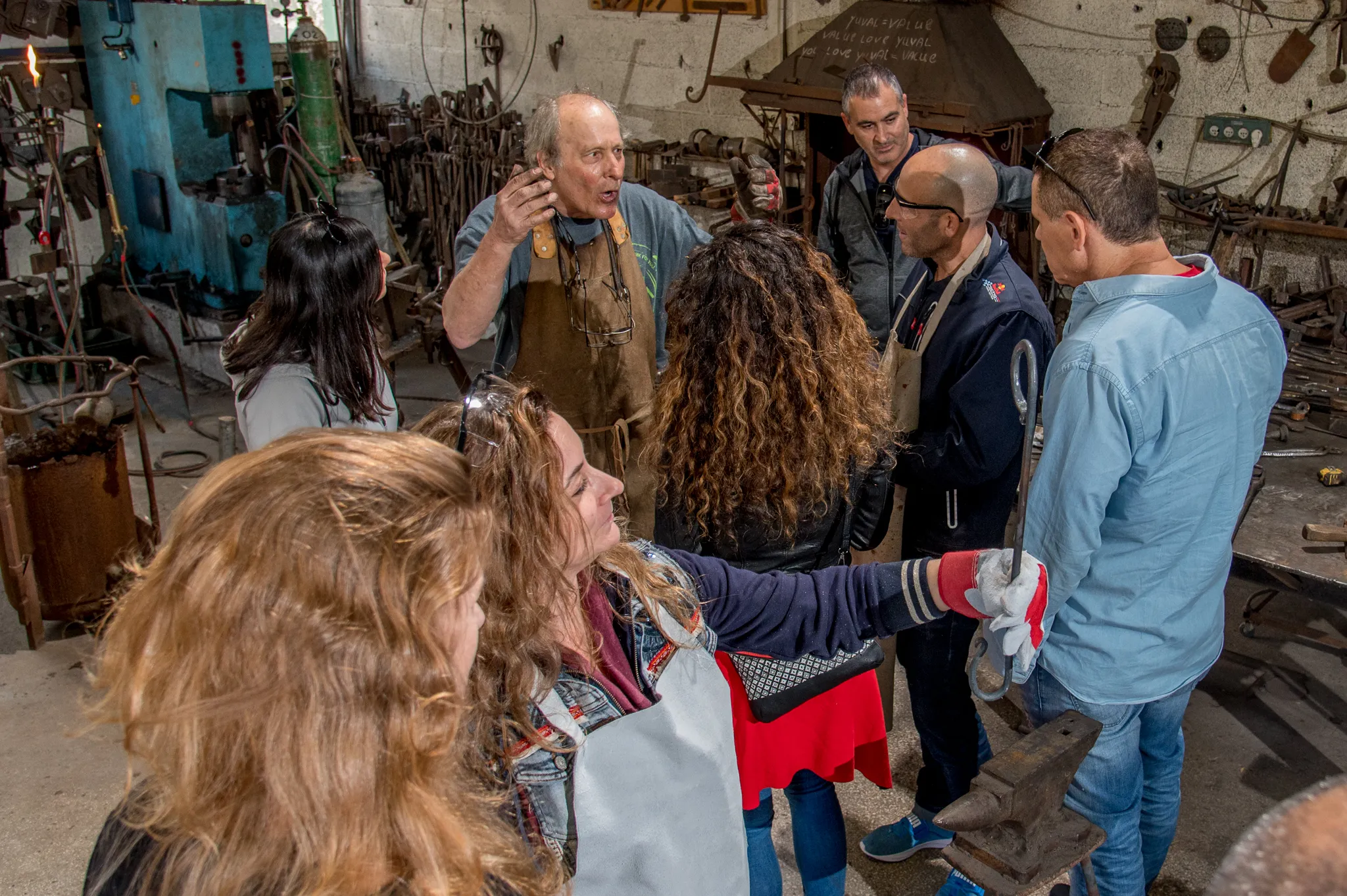רגע של אורחים מסביב לברזל לוהט