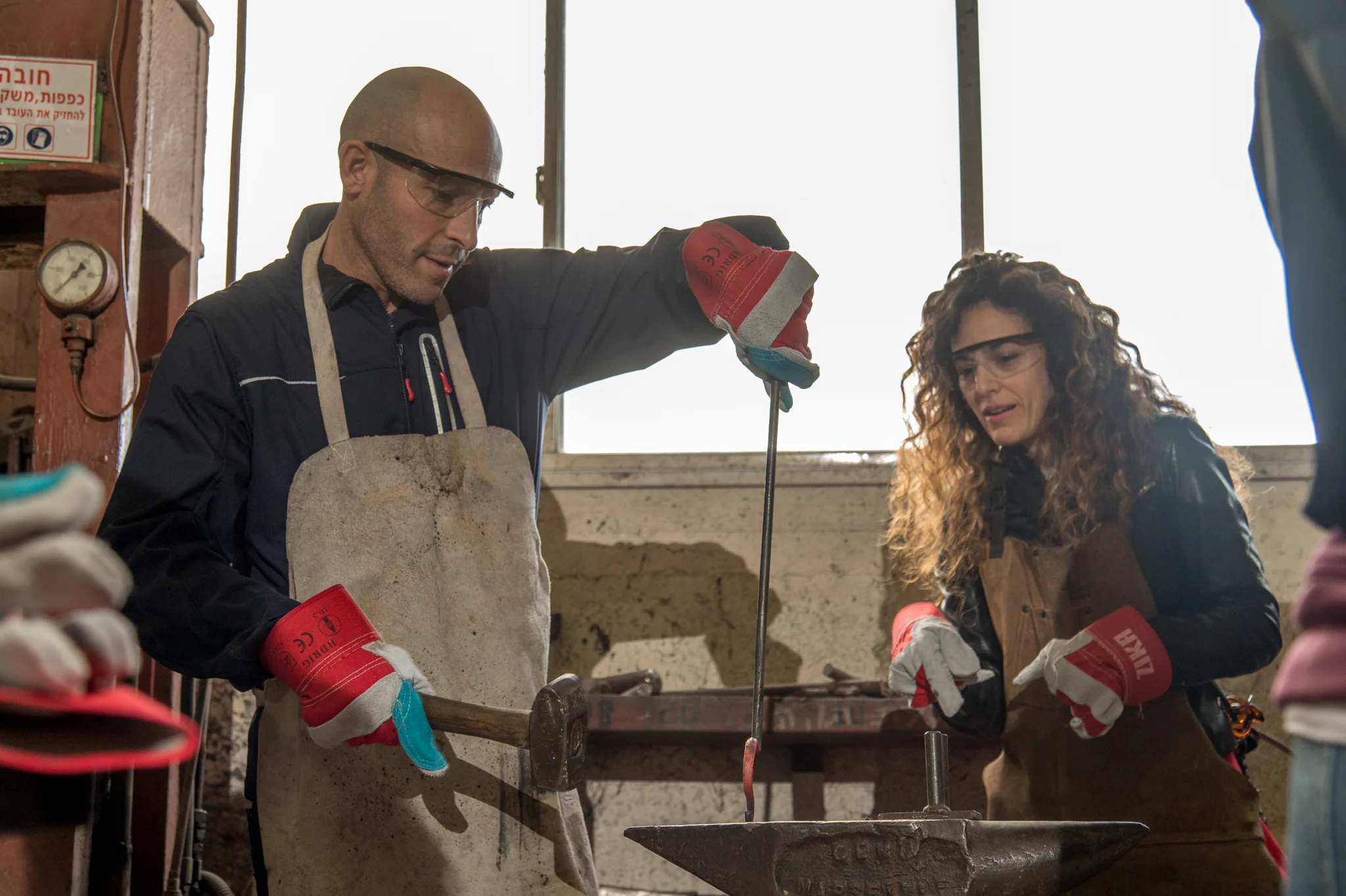 אורח עם ברזל לוהט ואישה צופה לידו