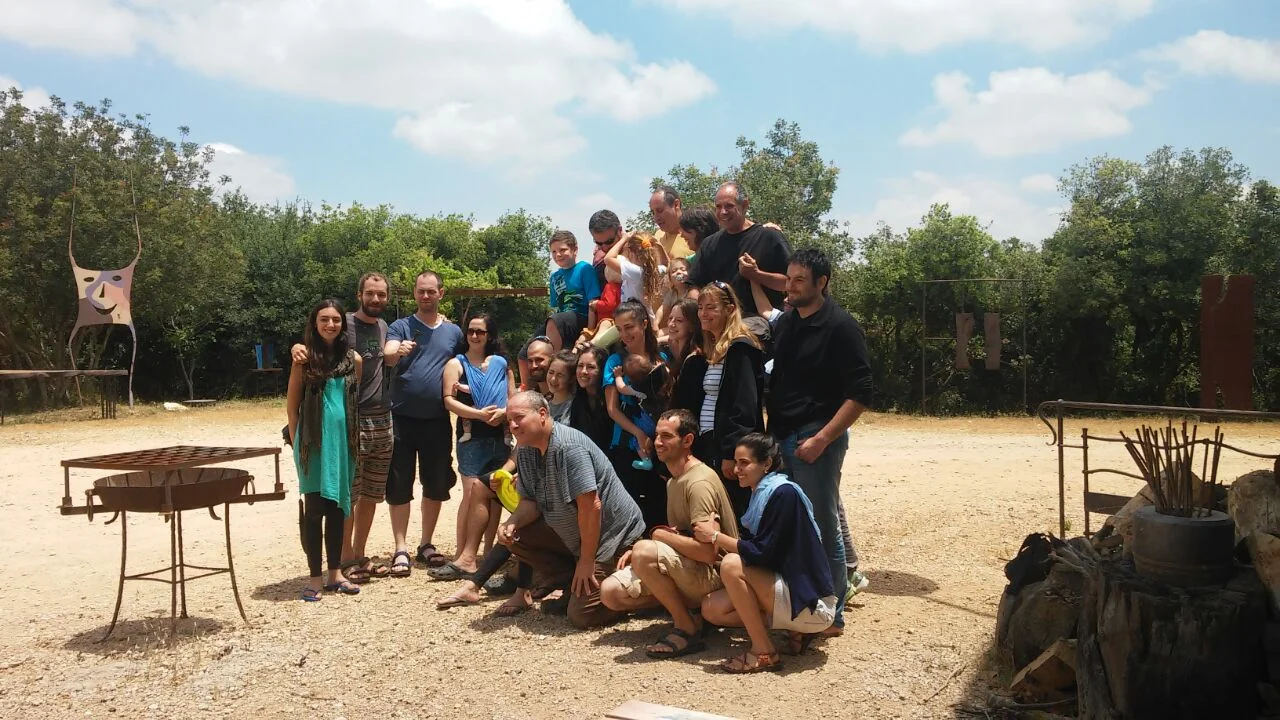 הדגמה בחוץ - ילדים סביב הסדן